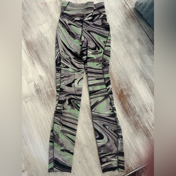 Women’s Lululemon Black and Green Swirl Pattern Leggings Size 0 - Picture 1 of 4